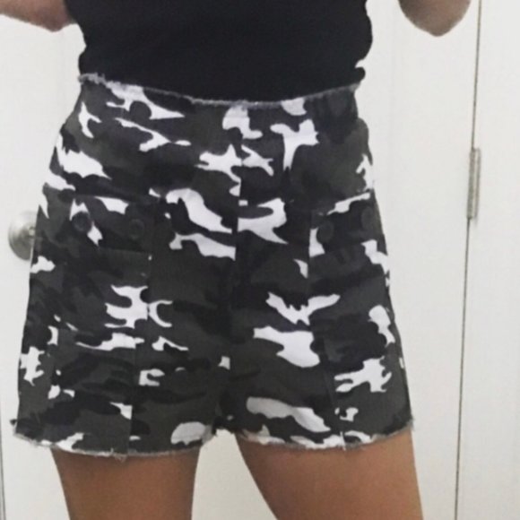 High Waist Camouflage Shorts SZ S - Picture 3 of 7